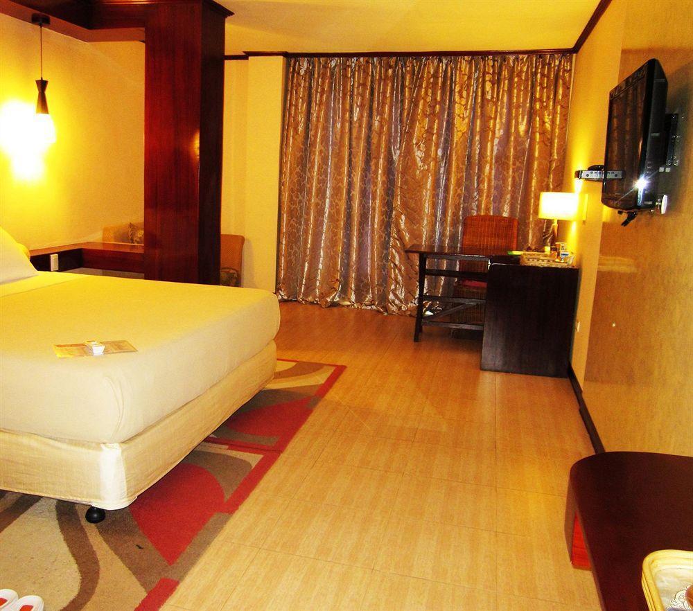 Dulcinea Hotel And Suites Lapu-Lapu City Bagian luar foto