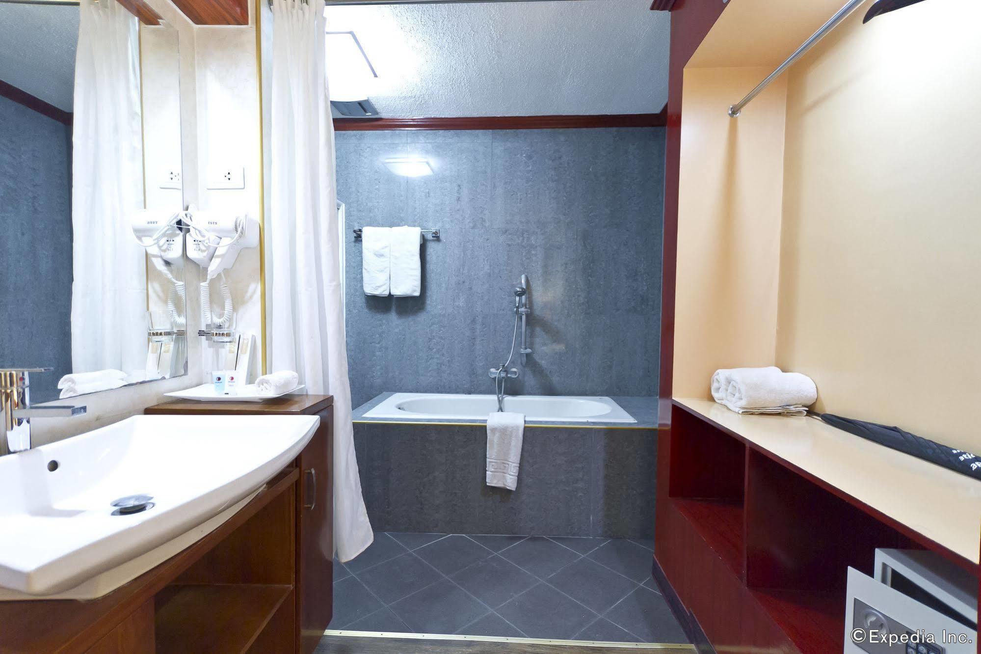Dulcinea Hotel And Suites Lapu-Lapu City Bagian luar foto