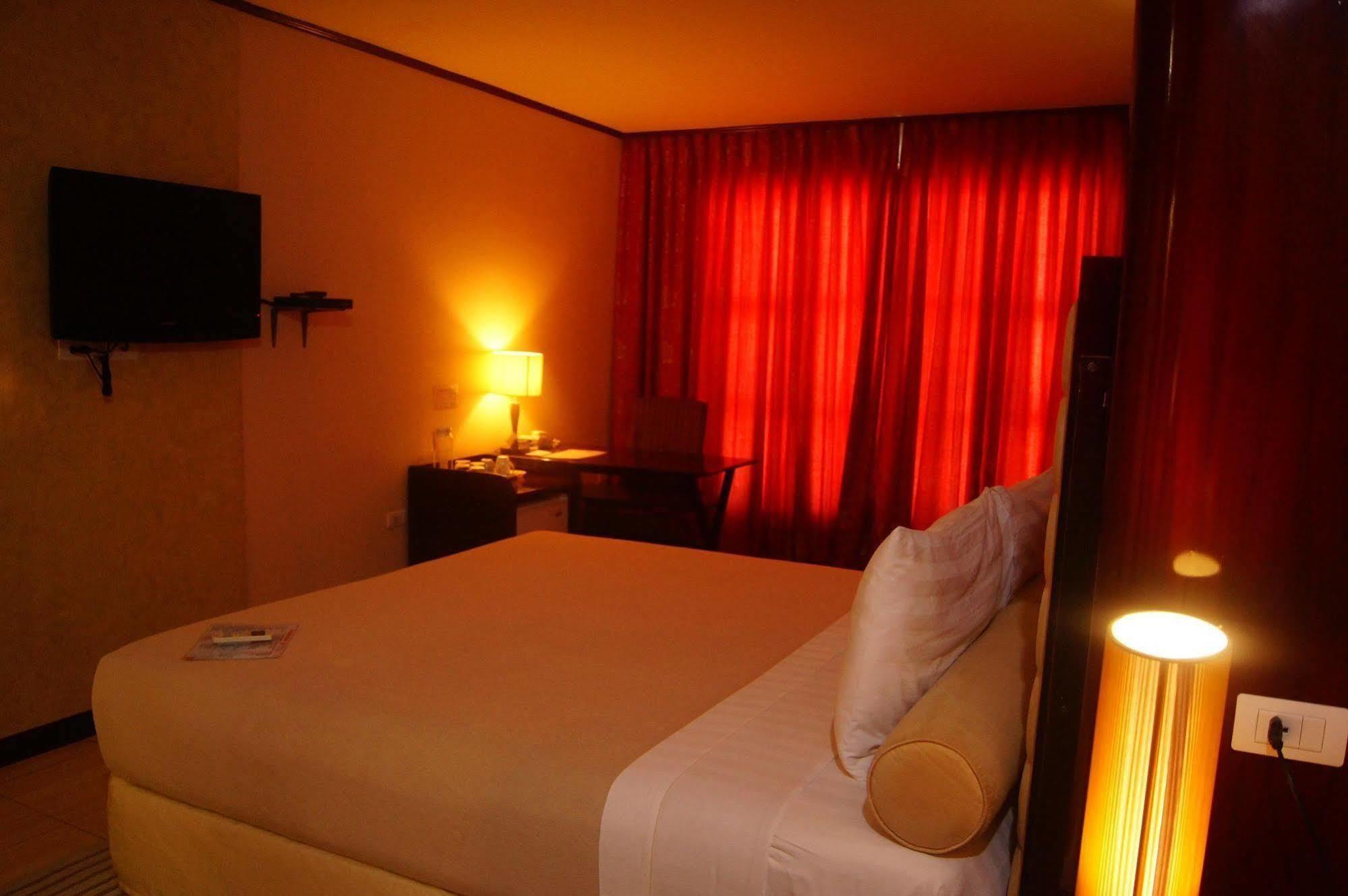 Dulcinea Hotel And Suites Lapu-Lapu City Bagian luar foto