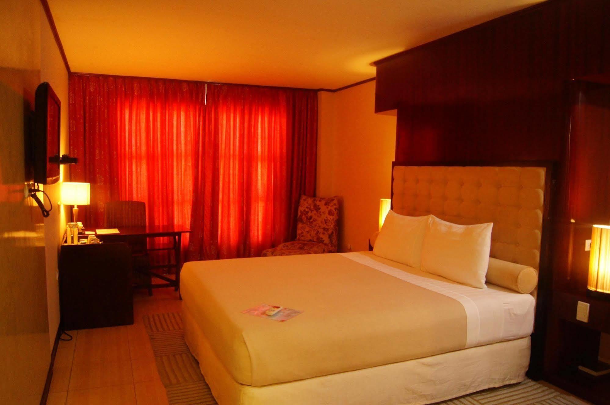 Dulcinea Hotel And Suites Lapu-Lapu City Bagian luar foto